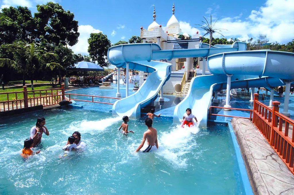 Taman Tema Air AFamosa Water World