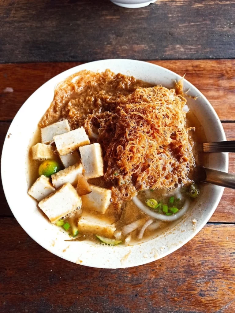 Laksa Telur Goreng Bersarang - Makanan Halal Terbaik di Ipoh: 10 Restoran Mesra Muslim!