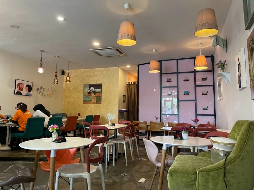 Momento Cafe - 10 Best Cafes in Setia Alam: Halal / Muslim-friendly!