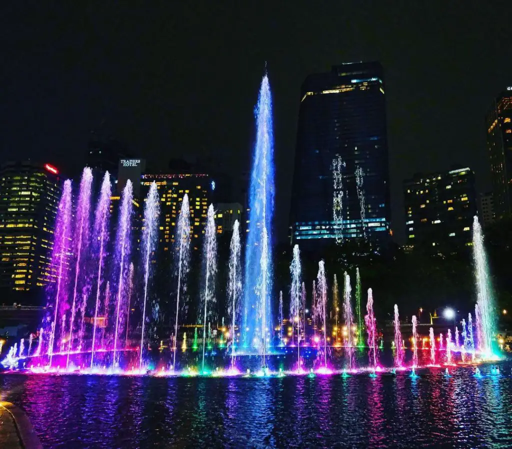 Pertunjukan air pancut di Tasik Simfoni di Esplanade, Taman KLCC