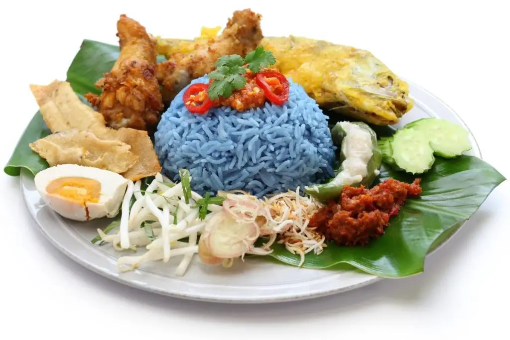 16. Nasi Kerabu (Nasi Herba Biru)